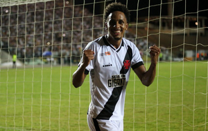 Lucas Mineiro celebra o gol diante do Serra-ES, pela Copa do Brasil