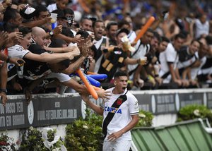 Paulinho comemora com a torcida após abrir o placar em São Januário
